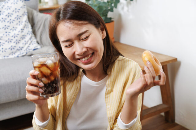 甘いものをダラダラと食べる習慣があり虫歯になりやすい女性