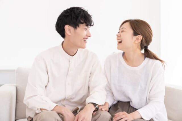 口臭など気にすることなく笑顔で向き合う男女